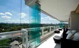 Utilitzant un balcó totalment vidre