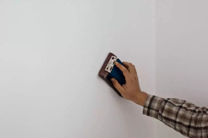Rectificat de parets després de massilla: tot sobre el mètode manual de processament de parets