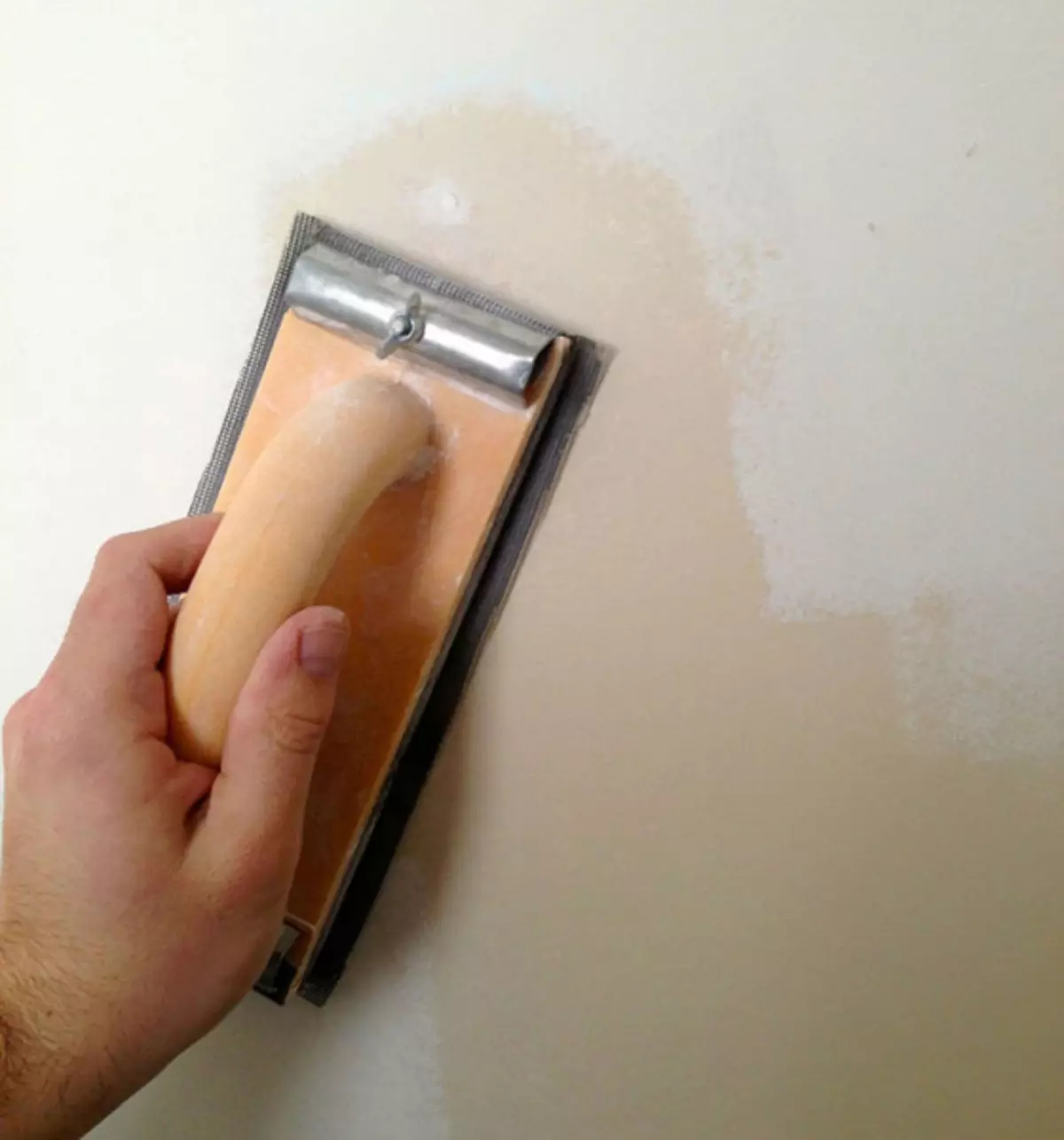 Rectificat de parets després de massilla: tot sobre el mètode manual de processament de parets