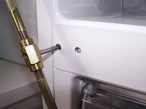 Hogyan lehet lefordítani a hűtőszekrény ajtaját: utasítás a mesterből