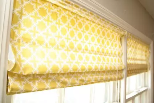 Como fazer cortinas romanas de papel de parede nas janelas