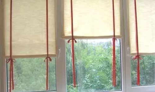Bagaimana untuk membuat langsir roman dari kertas dinding di tingkap