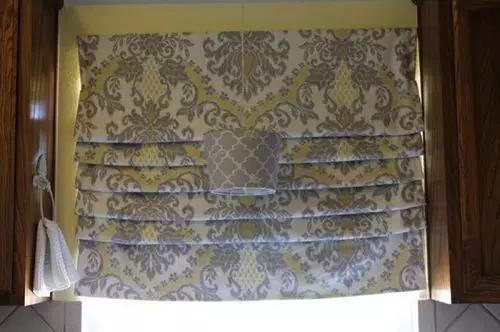 Cómo hacer cortinas romanas del papel tapiz en las ventanas.