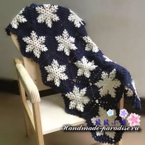 Plaid na may snowflakes crochet.