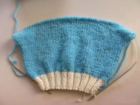 Combus para un crochet recién nacido o portavoces según los esquemas