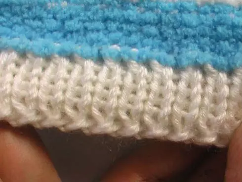 Combus para um recém-nascido crochê ou raios de acordo com esquemas