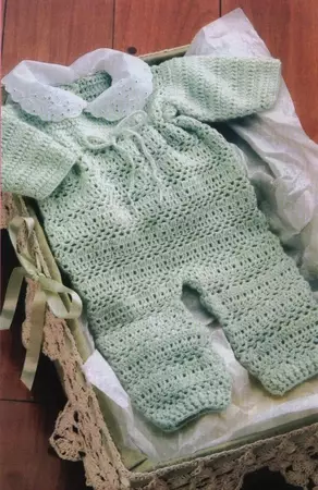Combus para um recém-nascido crochê ou raios de acordo com esquemas