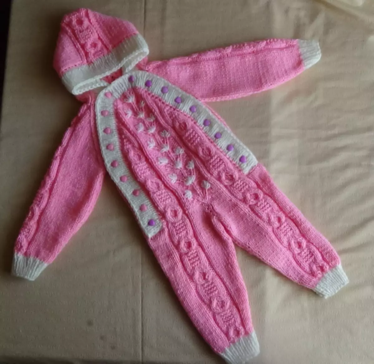 Jumpsuit Knitted สำหรับทารกแรกเกิด: บทเรียนโครเชต์วิดีโอ