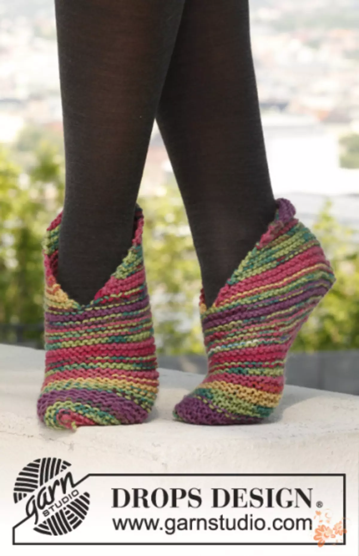 Slaves na dvou pletacích pletení: pletení krásné pantofle z měkkého materiálu s videem a foto podle mistrů