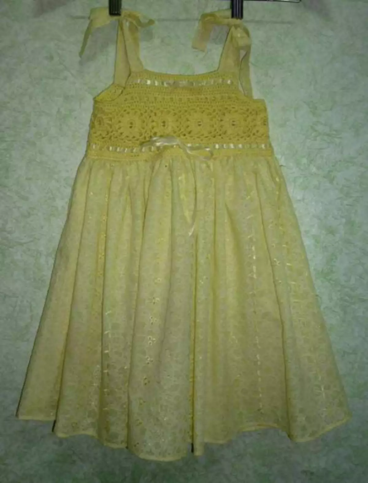 Συνδυασμένο φόρεμα για ένα κορίτσι τριών βελονάκι