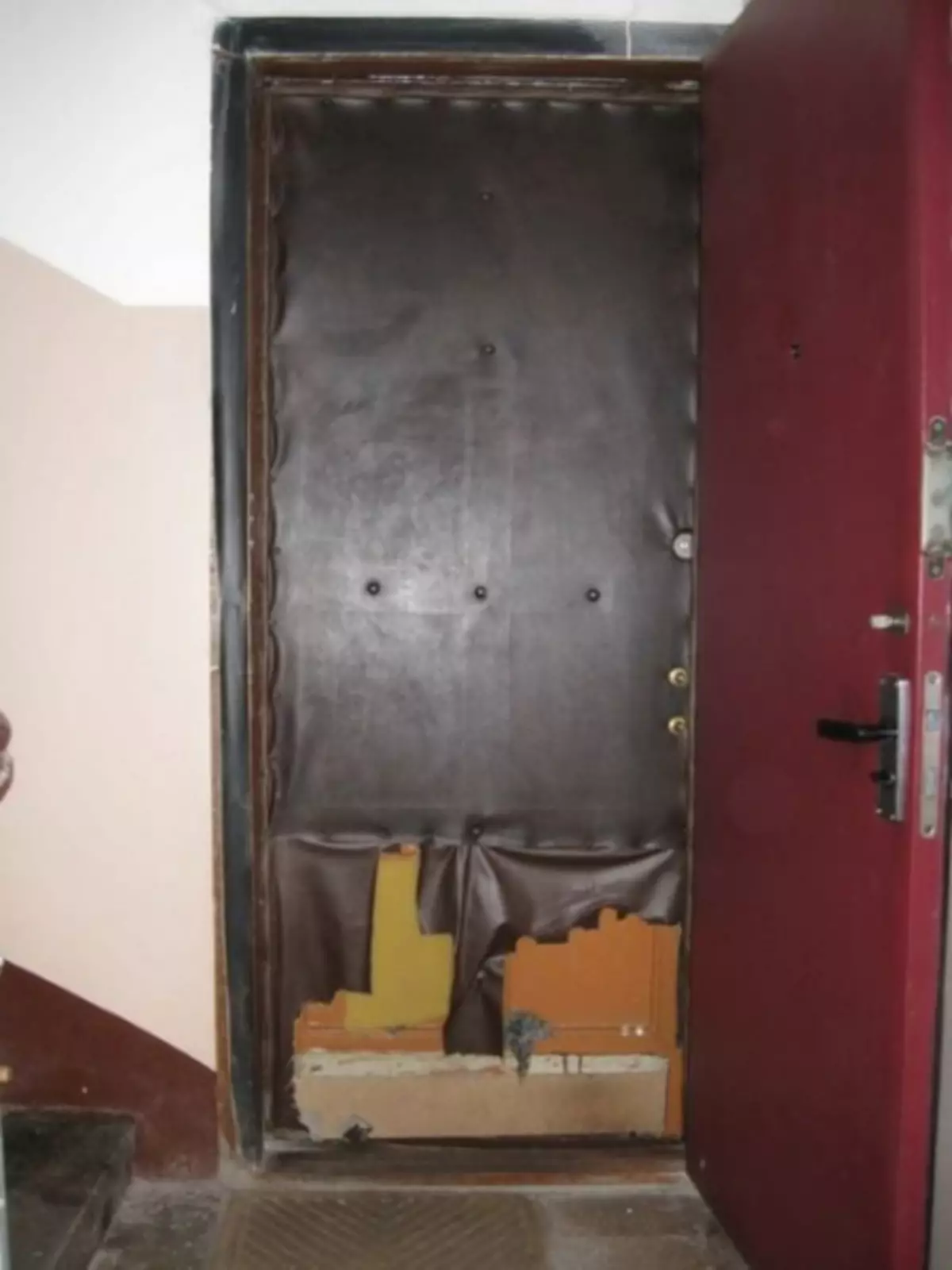 Substituindo o estofamento na porta de entrada no apartamento