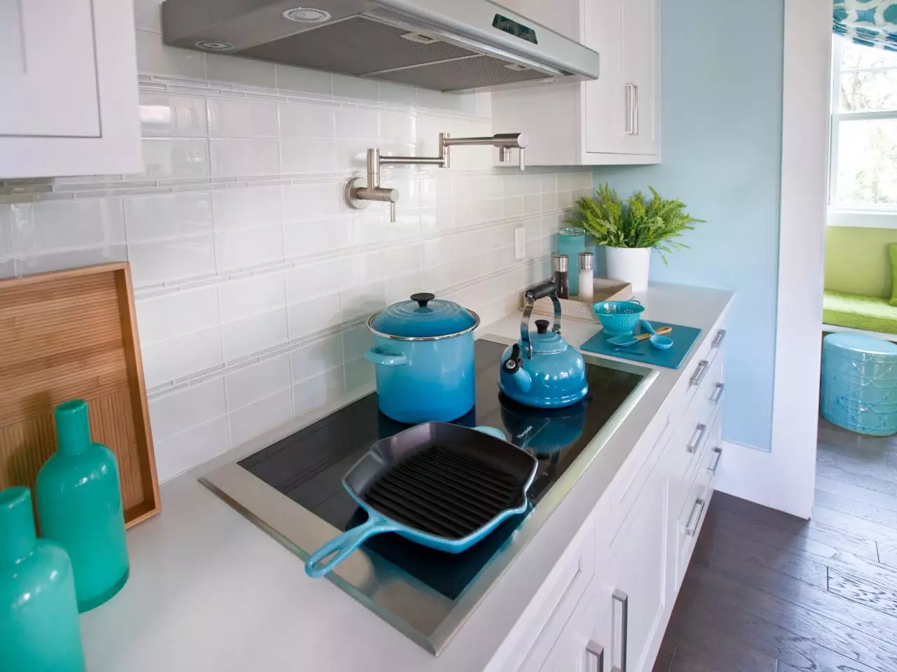 Klasisks zils: krāsu 2020 ar Pantone mūsdienu virtuvē