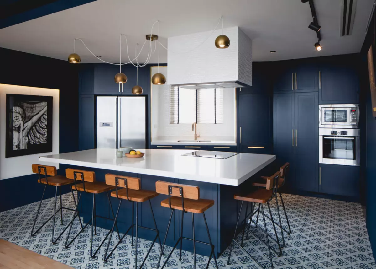 כחול קלאסי: צבע 2020 על ידי פנטון במטבח המודרני
