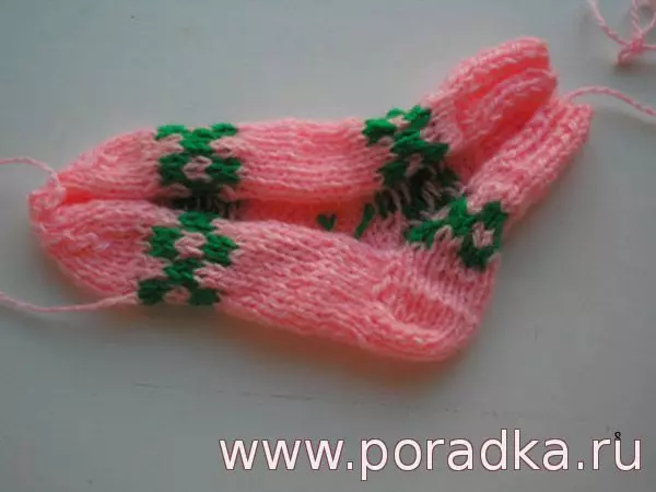 Tie Socks with Knitting: Schemes with vîdyoy û wêneyên li ser ronahiyê û xalîçeya bilez a çokên esasî