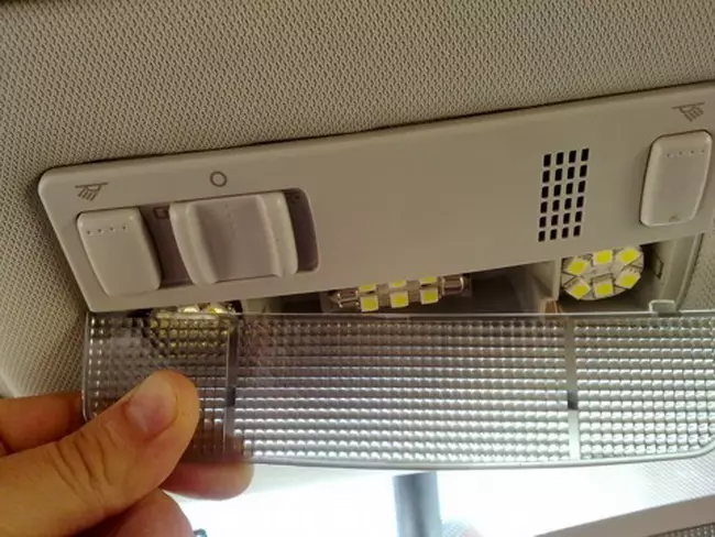 कसरी प्रकाश प्रकाश मार्फत एक भिडियो रेकर्डर कनेक्ट गर्ने