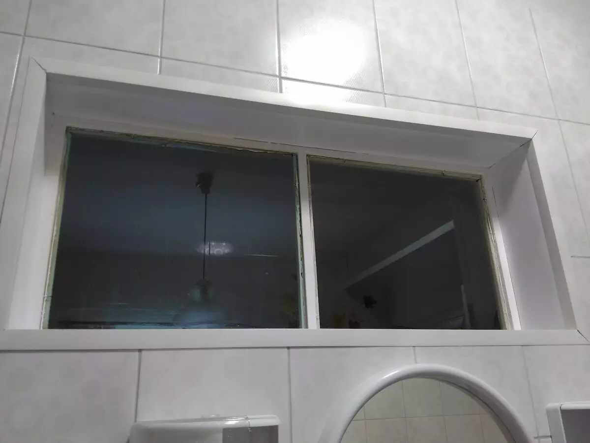 Mengapa di rumah-rumah tua melakukan jendela antara kamar mandi dan dapur?
