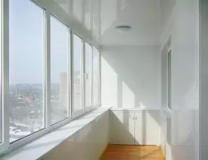 Opties voor het afwerken van balkons en loggia 4 m²