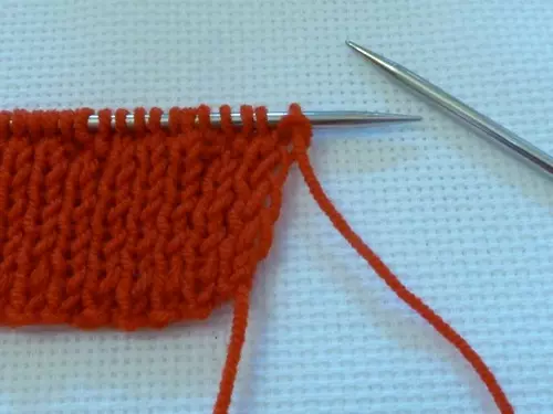 Aiguilles à tricoter sans manches: comment attacher un gilet élégant sur une photo et une vidéo d'artisans expérimentés
