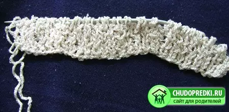 編み針を持つノースリーブの女の子：赤ちゃんのための子供のブラウス2-3年