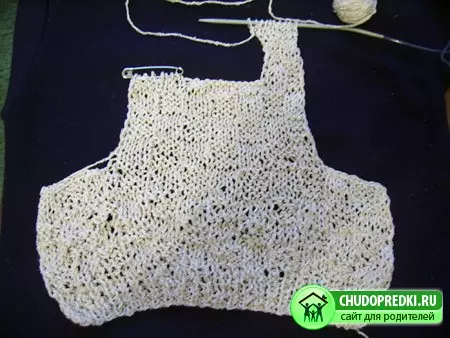 Tifla bla kmiem bil-labar tan-knitting: blouse tat-tfal għal Babeş 2-3 snin