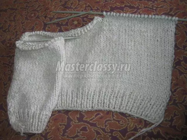 Ankizivavy tsy misy satroka miaraka amin'ny fanjaitra knitting: Blouse ny ankizy ho an'ny zazakely 2-3 taona