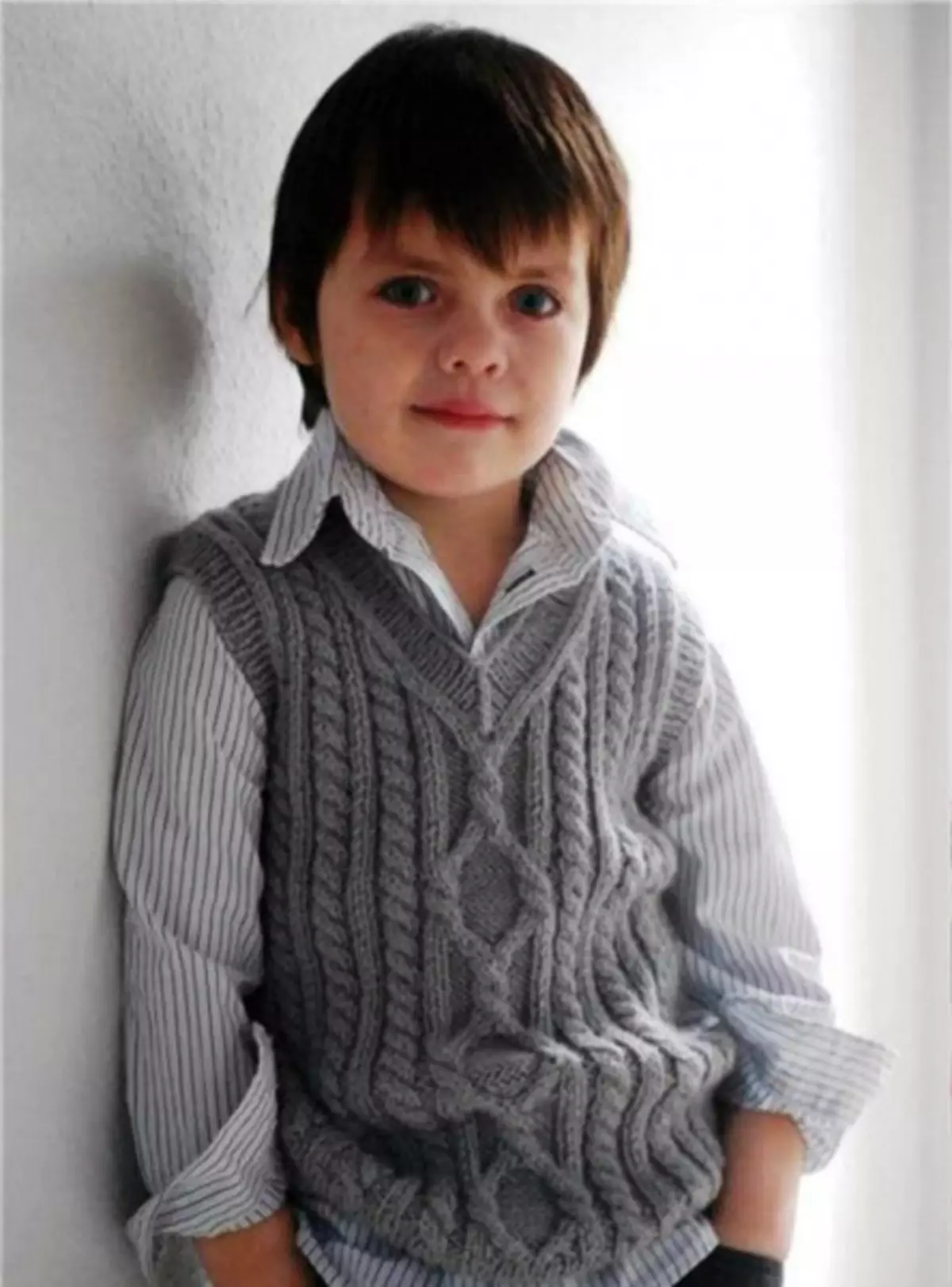 Ärmellos für einen Jungen mit Stricknadeln: Wie kann man eine Vorrichtung für Kinder bis zu einem Jahr binden, ein Jahr und 7 Jahre alt mit Fotos