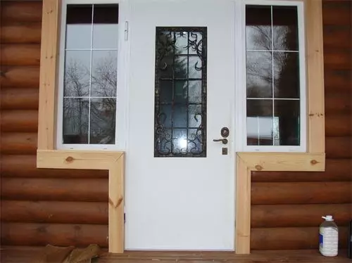 Как да поставите желязната врата в дървена къща
