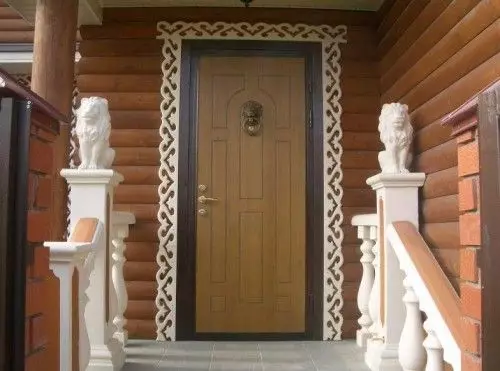 Hoe de ijzeren deur zelf in een houten huis te zetten