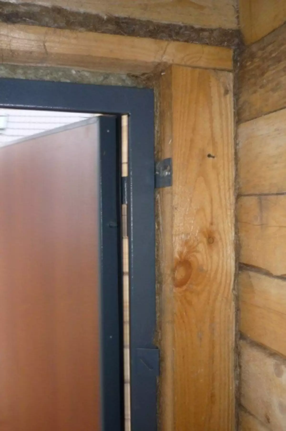 Железная дверь в деревянном доме. Монтаж входной двери в деревянном доме. Дверной проем в деревянном доме. Входная металлическая дверь в деревянном доме. Окосячка входной двери в деревянном доме.