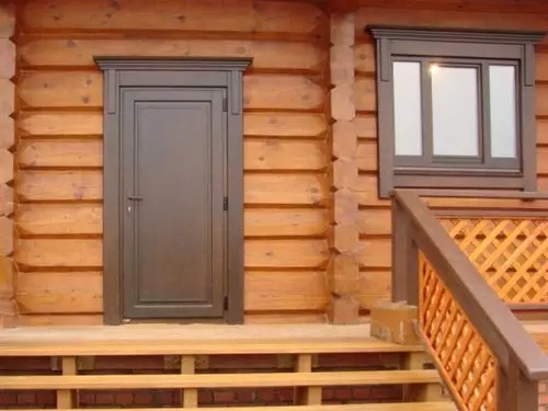 ایک لکڑی کے گھر میں لوہے کے دروازے کو کیسے ڈالیں