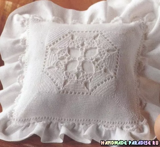 লেইস crochet সঙ্গে শোভাকর pillows। স্কিম
