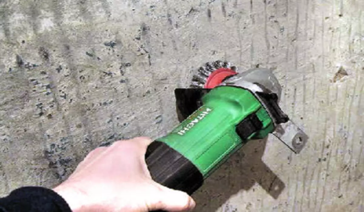 Cara dengan cepat dan efektif menghapus lapisan cat lama dari dinding