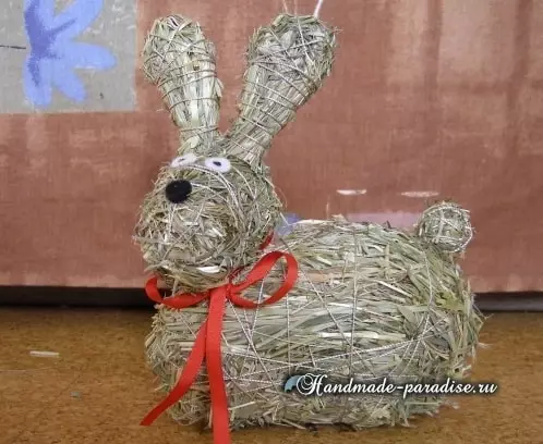 กระต่ายและกระต่ายจากหญ้าแห้งและฟาง