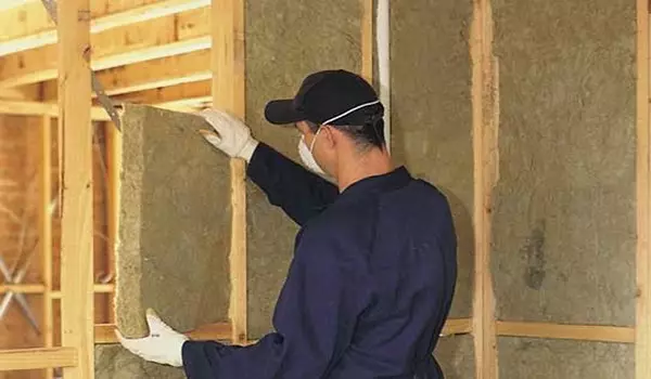 Effektiewe maniere van isolasie van mure van die binnekant van 'n houthuis