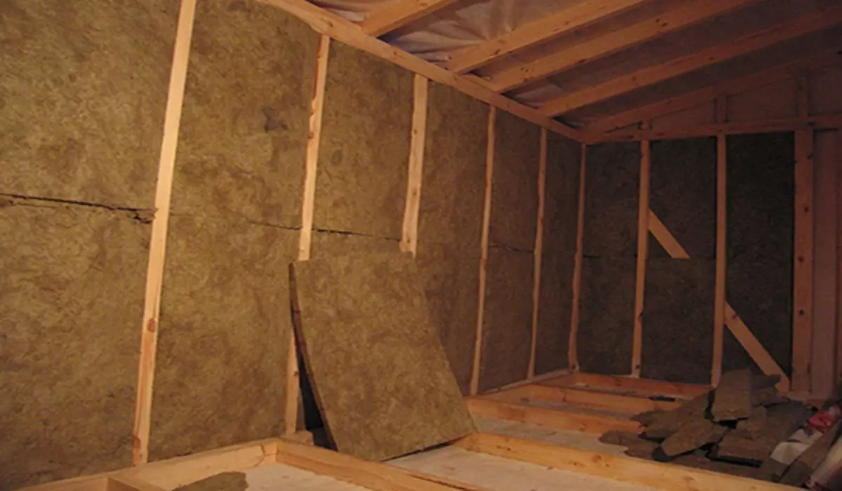 Effective ways of insulation of walls from the inside of a wooden house