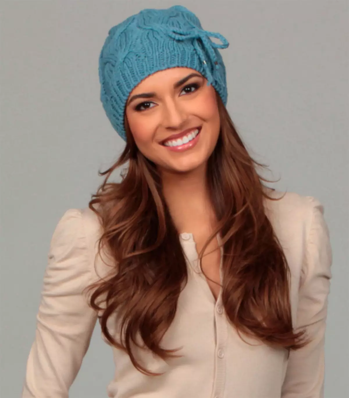 編み物キャップ付きの女性の帽子：写真やビデオでスタイリッシュな帽子をニットする方法
