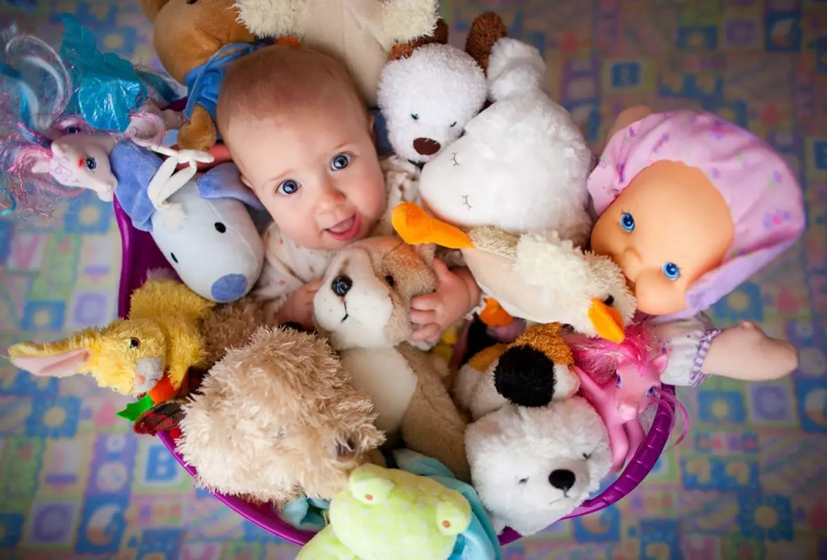 How to organize storing soft toys in a nursery?