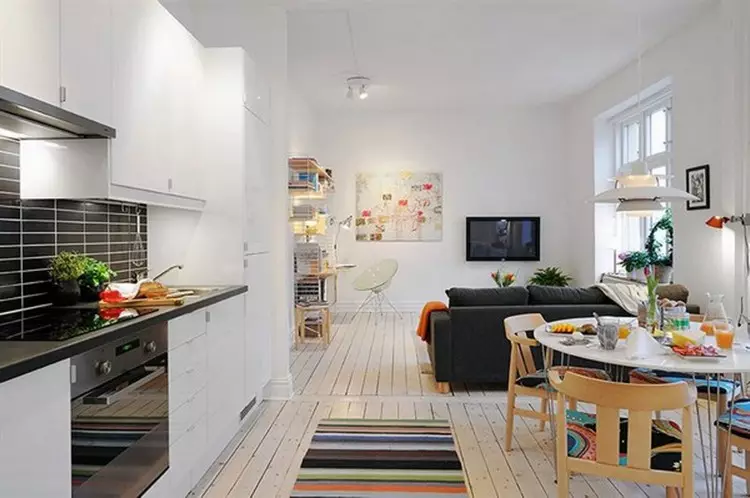 一室公寓的內部：如何適應35平方米的所有東西（43張照片）