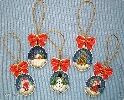Juguetes de Navidad de bordado con un esquema de bordados cruzados para el Año Nuevo
