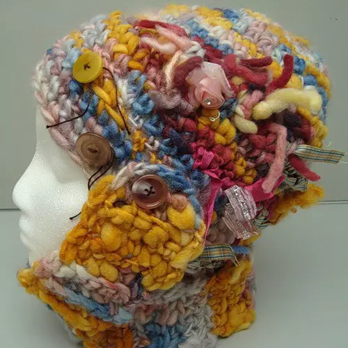 ಹೆಣಿಗೆ ತಂತ್ರದ ಫ್ರೀಫಾರ್ಮ್ - ಅಸಾಮಾನ್ಯ Crochet ಕ್ಯಾಪ್ಸ್