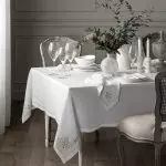 Ynterieur fynt: dekorative planken en borduerde tafelkleden
