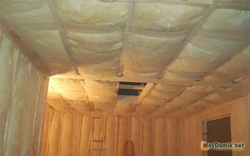 加热地下室重叠 - 在温暖和冷的地下室