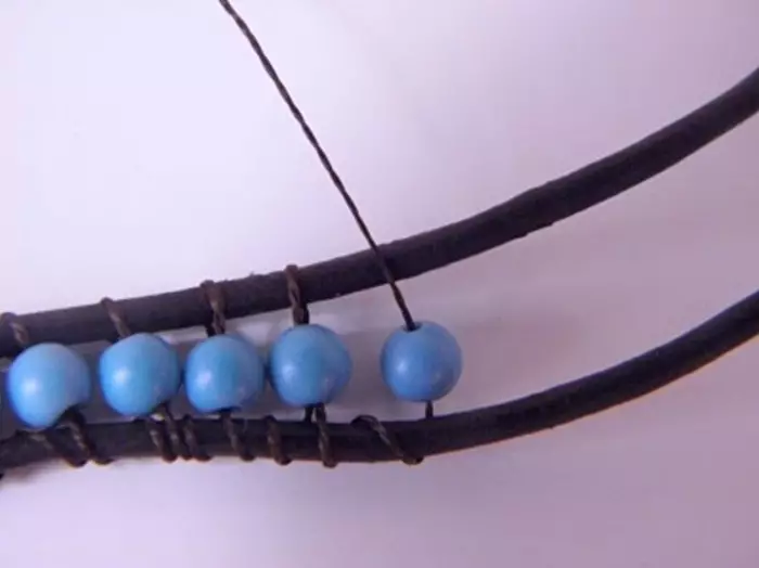 Læderkabel armbånd og perler gør det selv for begyndere