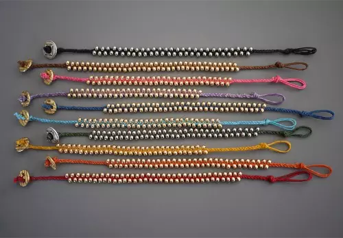 Gelang dari Thread dengan tangan anda sendiri: Bagaimana untuk mengikat dengan betul dengan video dan foto