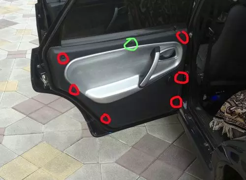 Hogyan lehet eltávolítani a burkolatot az autó ajtajából