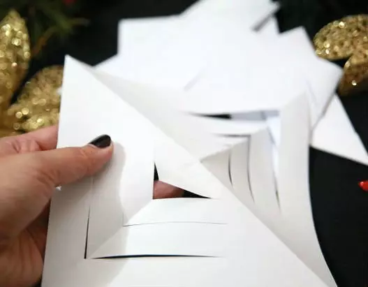 Trois flocons de neige en papier le font vous-même
