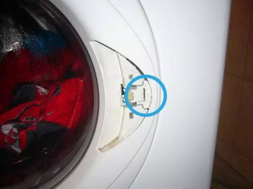 Durys nėra uždarytos skalbimo mašinoje: priežastys ir pašalinimo metodai