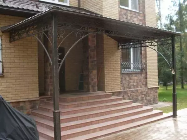 Vi lager en baldakin (visir) over verandaen til et privat hus