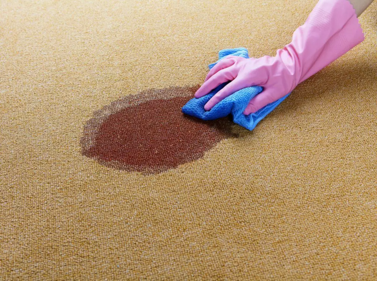 Cách loại bỏ mùi bia khỏi thảm