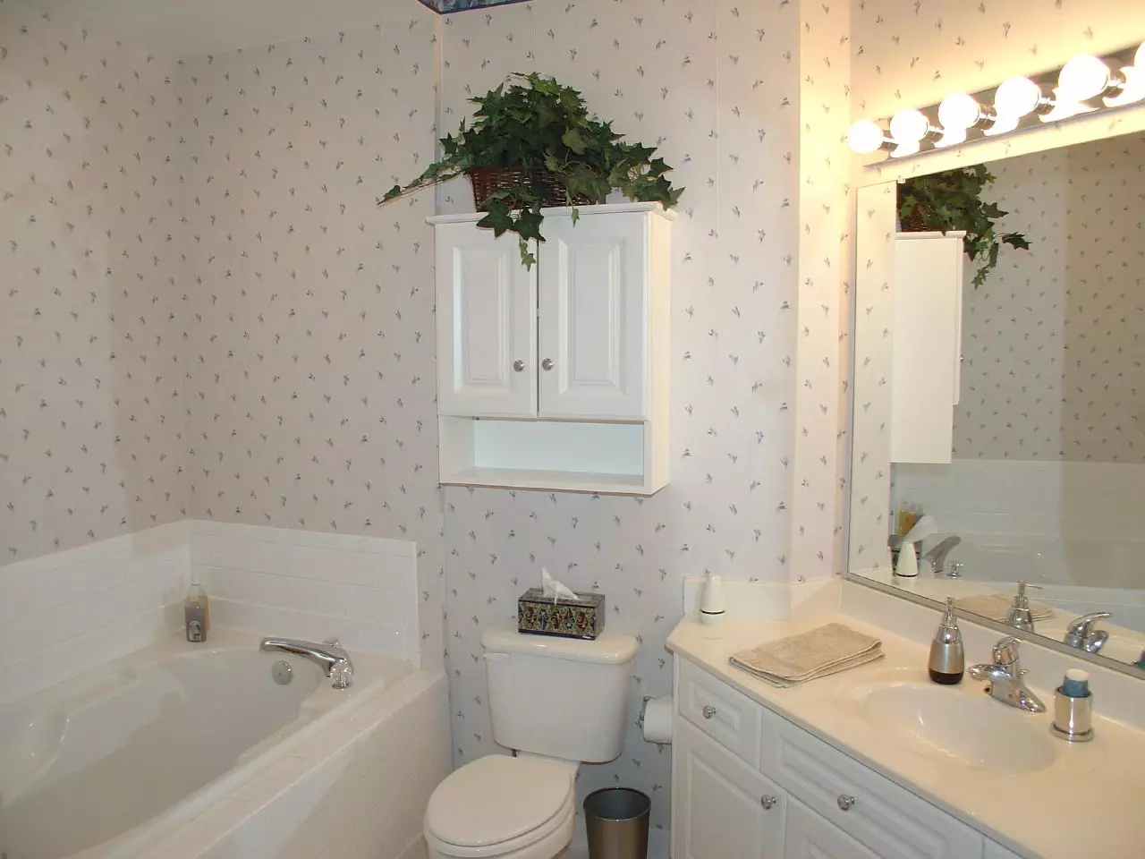 7 Arguments in favor of Wallpapers For Bathroom Finishing